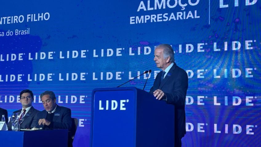 José Múcio, ministro da Defesa, fala durante encontro com empresários do grupo Lide